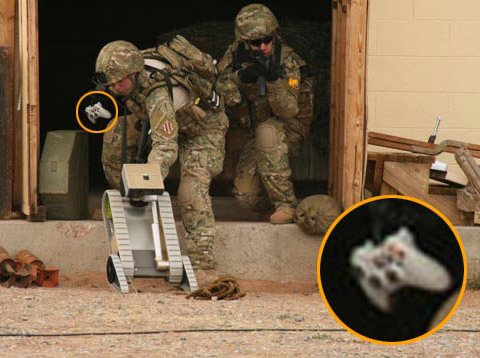 用XBOX360手柄操作侦察机器人的美军士兵